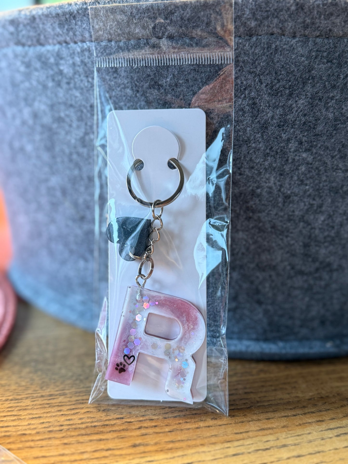 Schlüsselanhänger „R“ mit Pfote+Herz