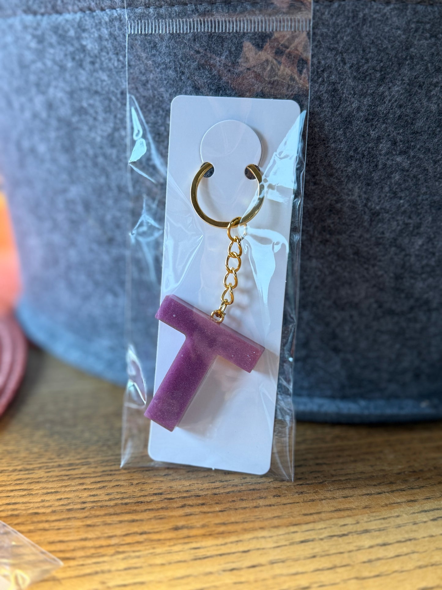 Schlüsselanhänger Lila „T“